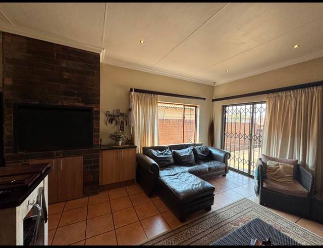 3 BEDROOM HOUSE FOR SALE IN AERORAND